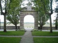 porte en pierre du château Loudenne