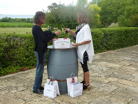 couple dégustant un verre de vin sur un tonneau-table